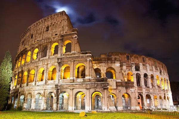 View of the Colosseum at night — Stock Photo, Image