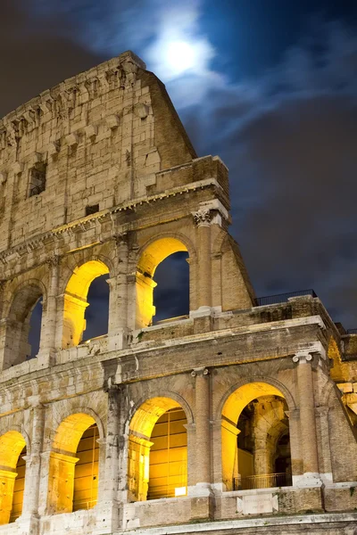 Vista do Coliseu à noite — Fotografia de Stock