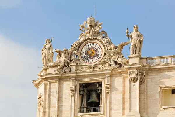 Reloj y campana en la Basílica de San Pedro en el Vaticano —  Fotos de Stock