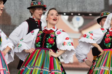 Halk dansçılar Lowicz şehir ve geleneksel kostümleri, Polan
