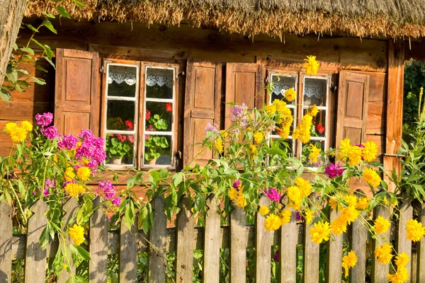 Traditional rural wooden cottage house — Stock Photo, Image