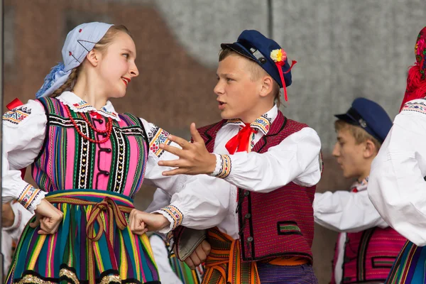 Dançarinos populares da cidade de Lowicz e trajes tradicionais, Polan — Fotografia de Stock