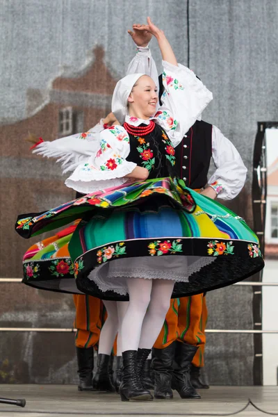 Dançarinos populares da cidade de Lowicz e trajes tradicionais, Polan — Fotografia de Stock