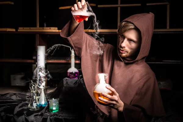 化学実験室の錬金術師魔法の液体を準備します。 — ストック写真