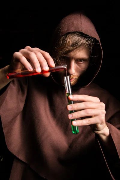 Alquimista en laboratorio químico prepara líquidos mágicos — Foto de Stock