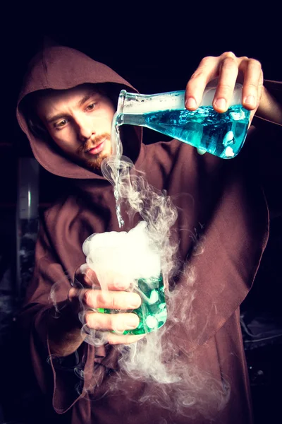 Alchemist im Chemielabor bereitet magische Flüssigkeiten zu — Stockfoto