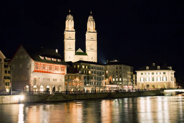 Zurich por la noche en Suiza — Foto de Stock