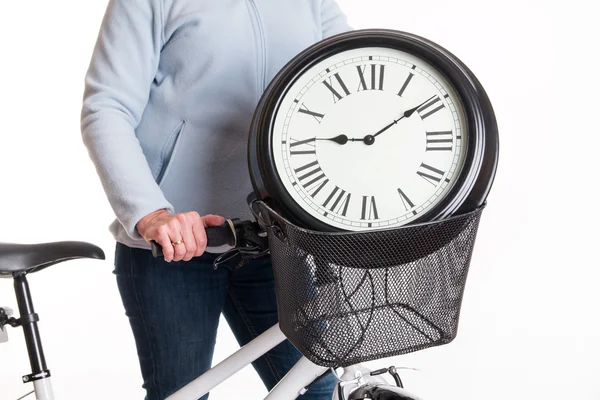 L'horloge dans le panier à vélos — Photo