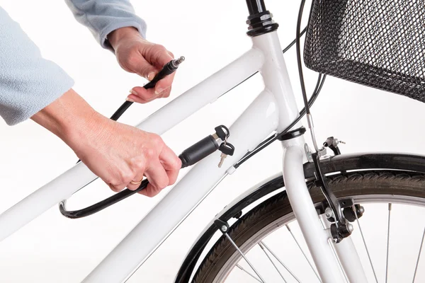 Securing the bike with a chain with a key — Stock Photo, Image