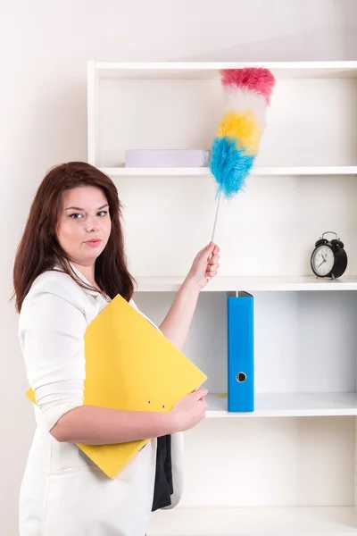 Ama de casa limpiando el polvo de los estantes —  Fotos de Stock