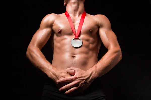 Bodybuilder avec médaille sur la poitrine — Photo