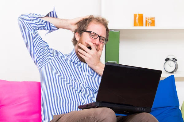 Fearful man looking at computer — Stock Photo, Image