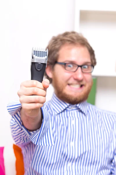 Hombre barbudo feliz con una navaja eléctrica — Foto de Stock