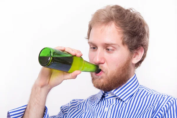 Estudante com uma garrafa de cerveja — Fotografia de Stock