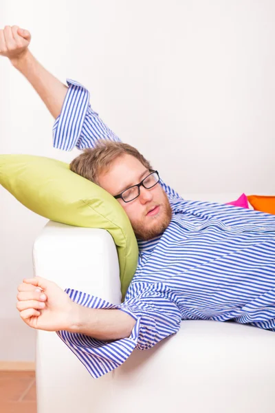 Unge man sover på soffan — Stockfoto