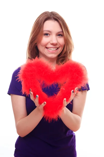 Jong meisje bedrijf rood hart in zijn handen — Stockfoto