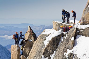 Alp dağcıların Mont Blanc massif içinde bir kayaya tırmanma