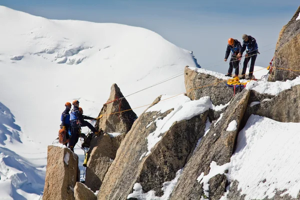 Alpinisten klettern auf einem Felsen im Montblanc-Massiv — Stockfoto