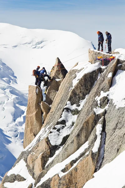 モンブラン山群の岩に登って高山登山 — ストック写真