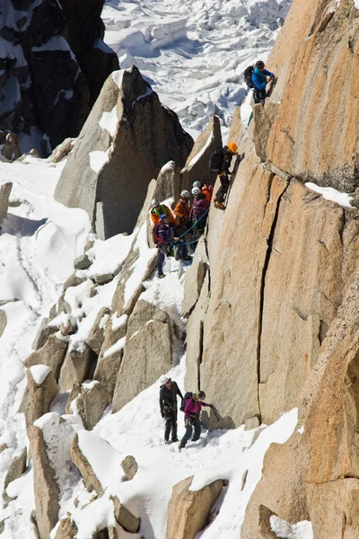 モンブラン山群の岩に登って高山登山 — ストック写真