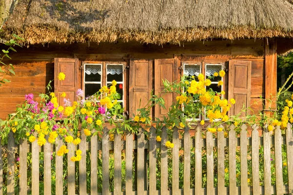 Casa de campo velha em Lowicz, Polonia — Fotografia de Stock