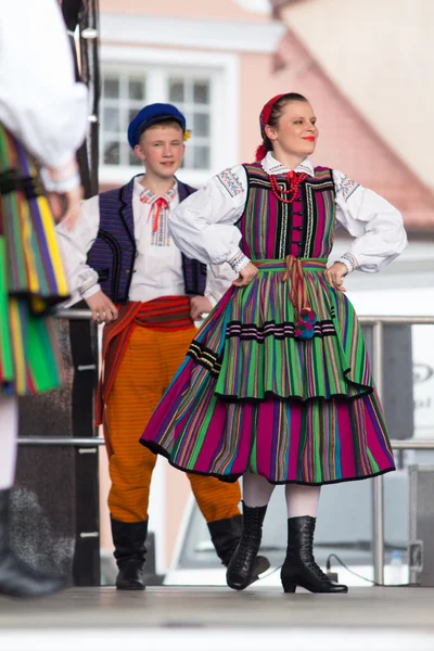 Danseurs folkloriques de la ville de Lowicz en costumes traditionnels — Photo