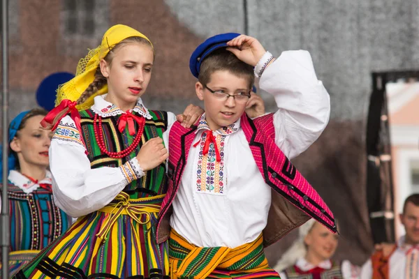 Volkstänzer aus der Stadt Lowicz in traditionellen Trachten — Stockfoto