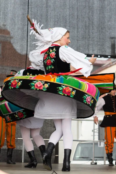Folk dancers from city of Lowicz in traditional costumes — Stock Photo, Image