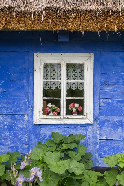 Oud huisje in Glasgow, Polen — Stockfoto