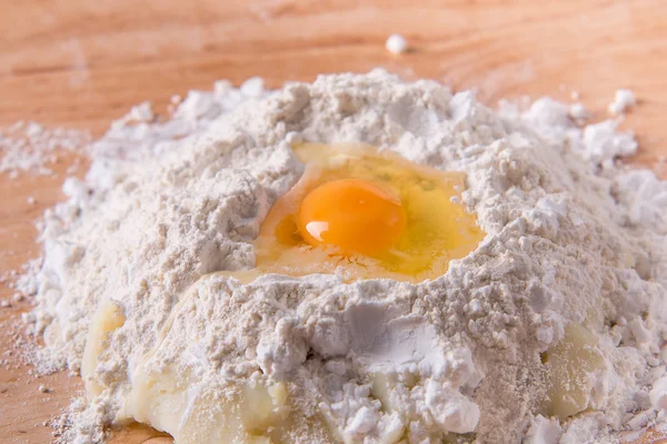 Hamur tahtası üzerinde un ve yumurta hamur hazırlık