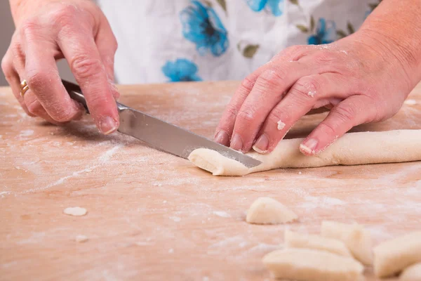 Making noodles on board from dough — Stock Photo, Image