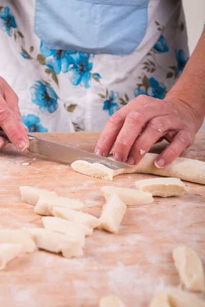 Making noodles on board from dough — Stock Photo, Image