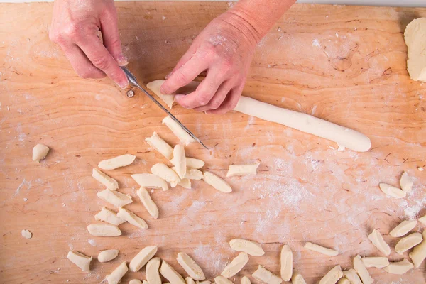 Fabrication de nouilles à bord à partir de pâte — Photo