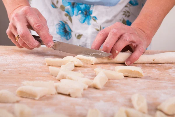 Making noodles on board from dough — Stock Photo, Image