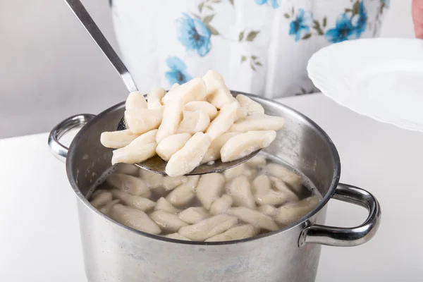 Kochen traditionelle polnische Nudeln - kopytka — Stockfoto