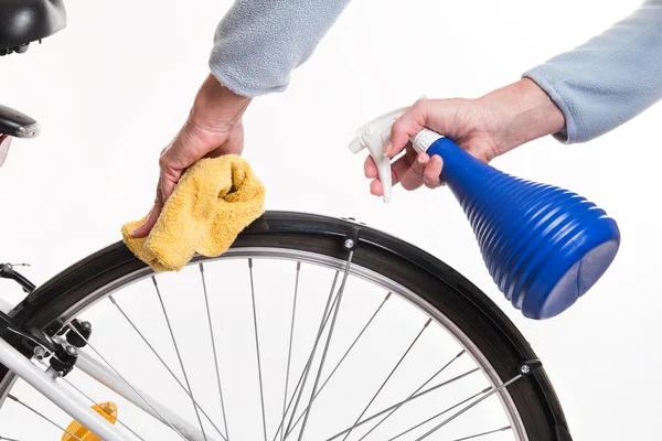 Hands with a cloth and water cleaning bicycle fender — Stock Photo, Image