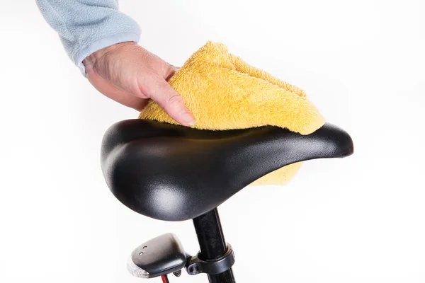 Sillín de bicicleta limpieza de polvo con un paño húmedo — Foto de Stock