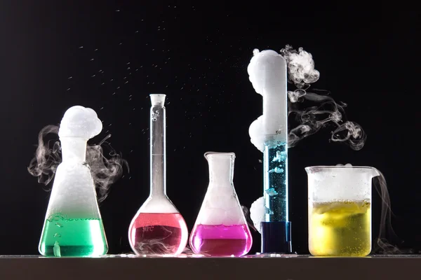 Verre dans un laboratoire chimique — Photo