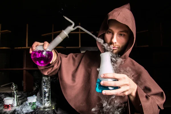 Alquimista en laboratorio químico prepara líquidos mágicos —  Fotos de Stock