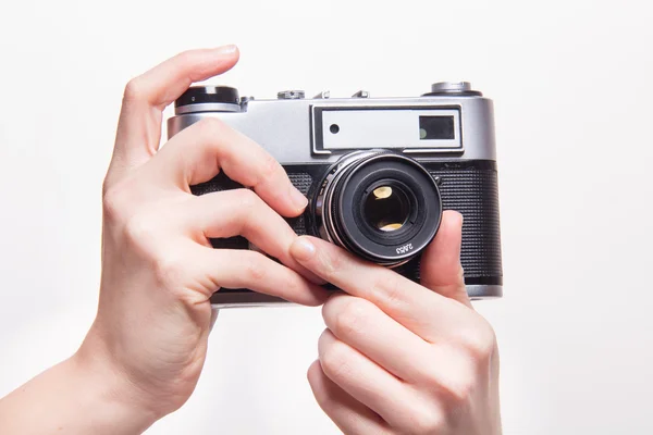 Handen zoomen in klassieke 35mm camera lens — Stockfoto