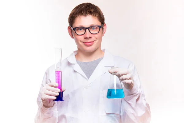 Uśmiechający się młody chemik w laboratorium — Zdjęcie stockowe