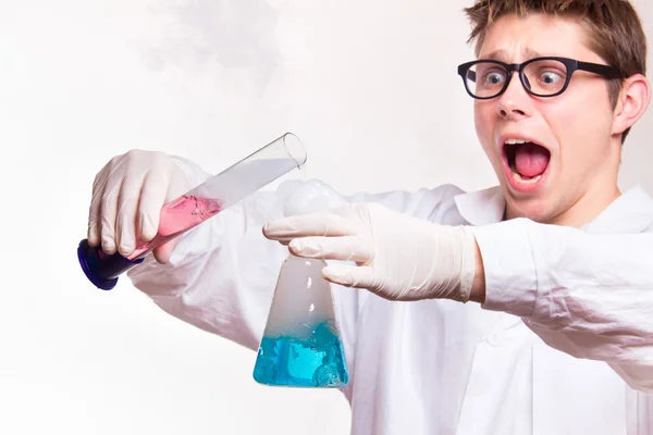 Acidente perigoso num laboratório de química durante a reacção — Fotografia de Stock