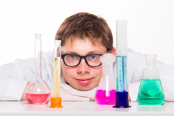 Портрет молодого химика в лаборатории — стоковое фото