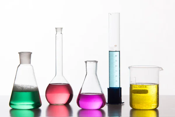 Glas in een chemisch laboratorium — Stockfoto