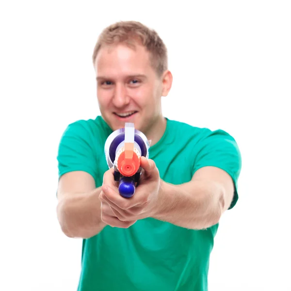 Hombre disparando con pistola de agua — Foto de Stock