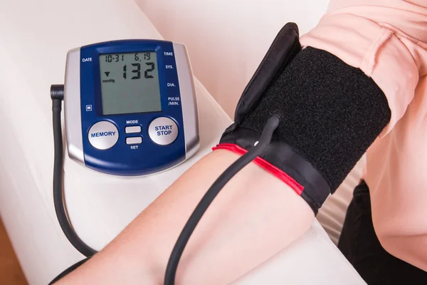 Exame do medidor de pressão arterial — Fotografia de Stock