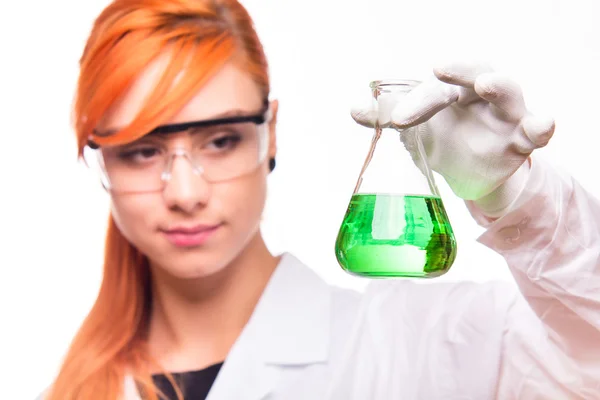 Mujer química sosteniendo un tubo de ensayo en un laboratorio — Foto de Stock