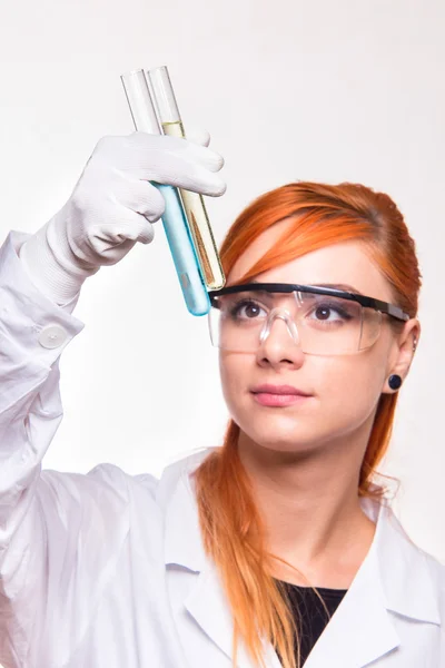 Mulher química segurando um tubo de teste em um laboratório — Fotografia de Stock