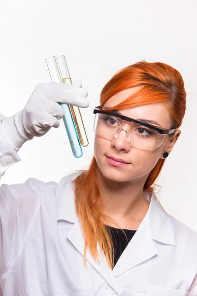 Mulher química segurando um tubo de teste em um laboratório — Fotografia de Stock