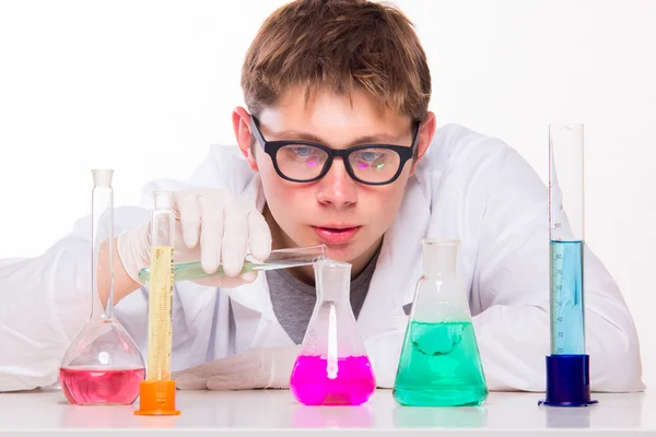 Scientist doing chemical reactions — Stock Photo, Image